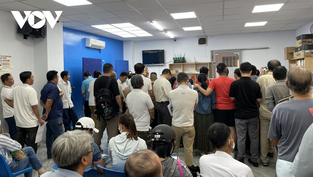 người dân ùn ùn đi đổi giấy phép lái xe, ngành chức năng khuyến cáo gì hình ảnh 3 nguoi dan un un di doi giay phep lai xe, nganh chuc nang khuyen cao gi hinh anh 3