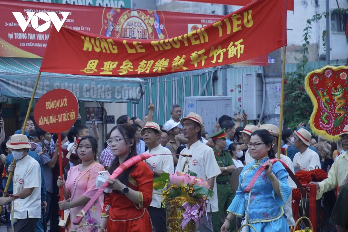 hang ngan nguoi dan tp.hcm di chua xin loc dip tet nguyen tieu hinh anh 4