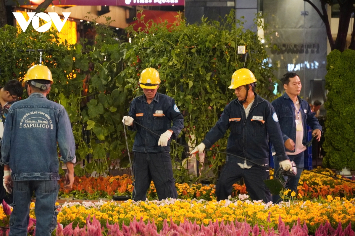 Xuyên đêm dọn Đường hoa Nguyễn Huệ