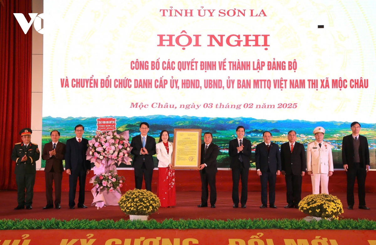 son la cong bo quyet dinh thanh lap Dang bo thi xa moc chau hinh anh 1