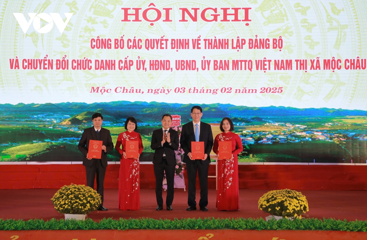 son la cong bo quyet dinh thanh lap Dang bo thi xa moc chau hinh anh 3