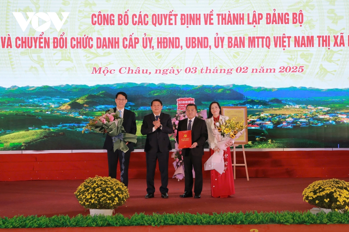 son la cong bo quyet dinh thanh lap Dang bo thi xa moc chau hinh anh 2