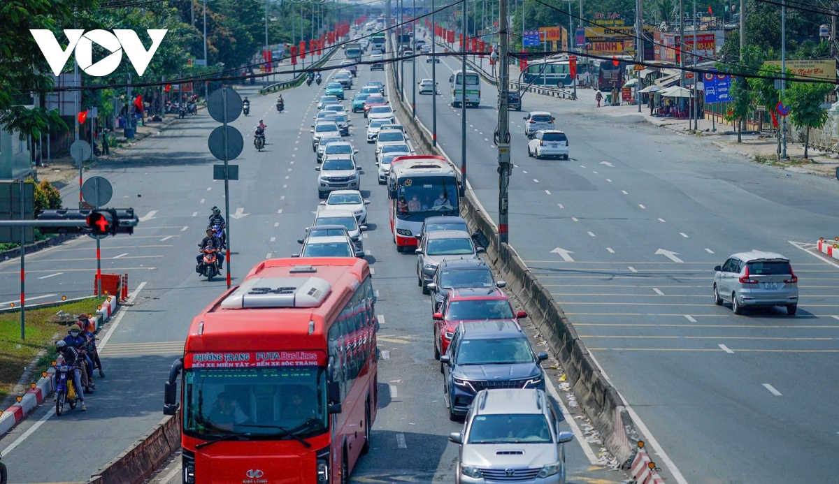 Cửa ngõ phía Tây TP.HCM đông đúc chiều mùng 5 Tết