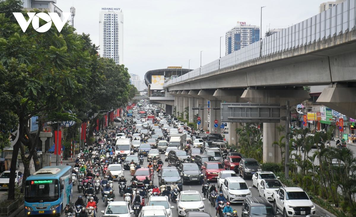 cua ngo ha noi thong thoang, giao thong noi thanh un tac nhe ngay dau di lam sau nghi tet hinh anh 15