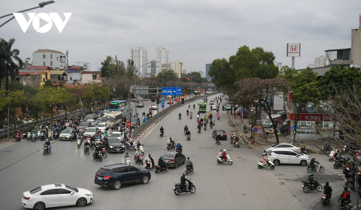 cua ngo ha noi thong thoang, giao thong noi thanh un tac nhe ngay dau di lam sau nghi tet hinh anh 2