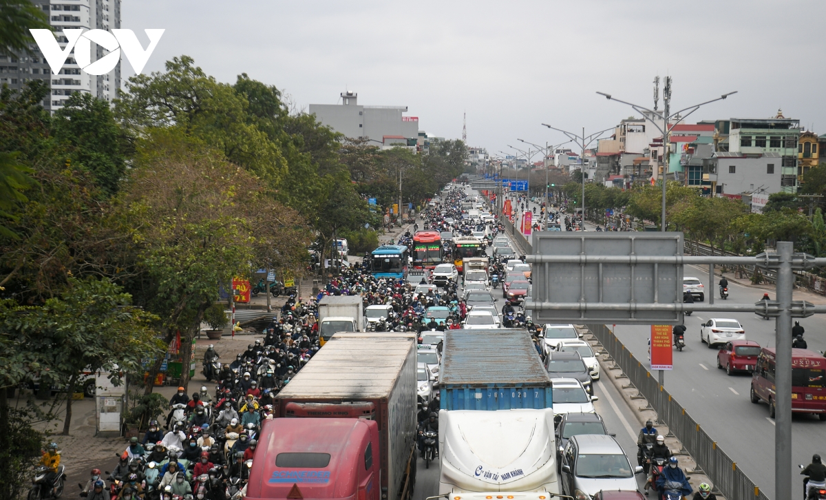 cua ngo ha noi thong thoang, giao thong noi thanh un tac nhe ngay dau di lam sau nghi tet hinh anh 3