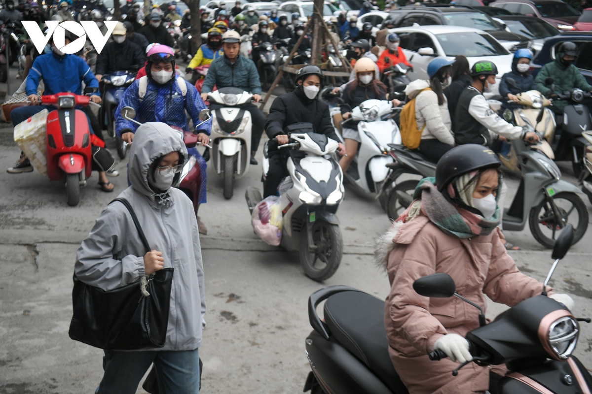 cua ngo ha noi thong thoang, giao thong noi thanh un tac nhe ngay dau di lam sau nghi tet hinh anh 10