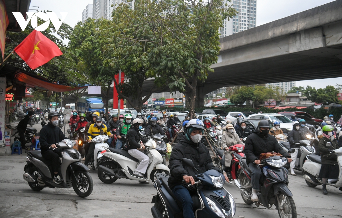 cua ngo ha noi thong thoang, giao thong noi thanh un tac nhe ngay dau di lam sau nghi tet hinh anh 11