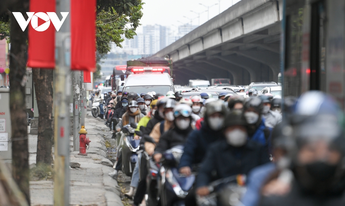 cua ngo ha noi thong thoang, giao thong noi thanh un tac nhe ngay dau di lam sau nghi tet hinh anh 9