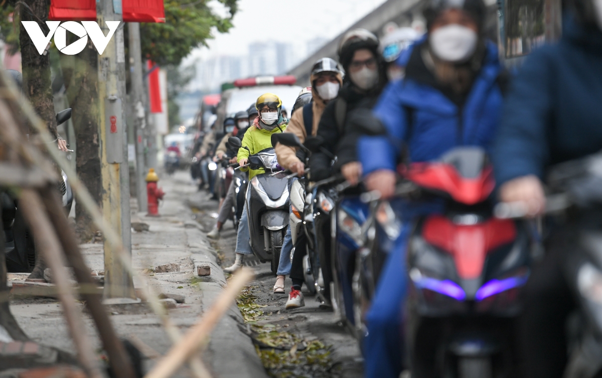 cua ngo ha noi thong thoang, giao thong noi thanh un tac nhe ngay dau di lam sau nghi tet hinh anh 8