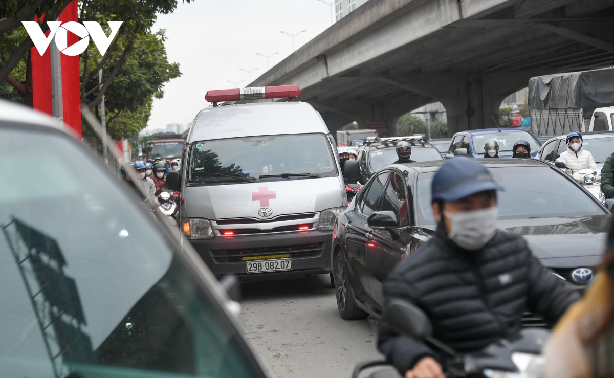 cua ngo ha noi thong thoang, giao thong noi thanh un tac nhe ngay dau di lam sau nghi tet hinh anh 7