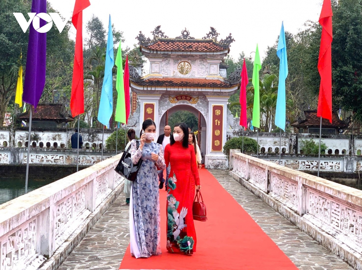Dong dao nguoi dan va du khach du le hoi den huyen tran hinh anh 1
