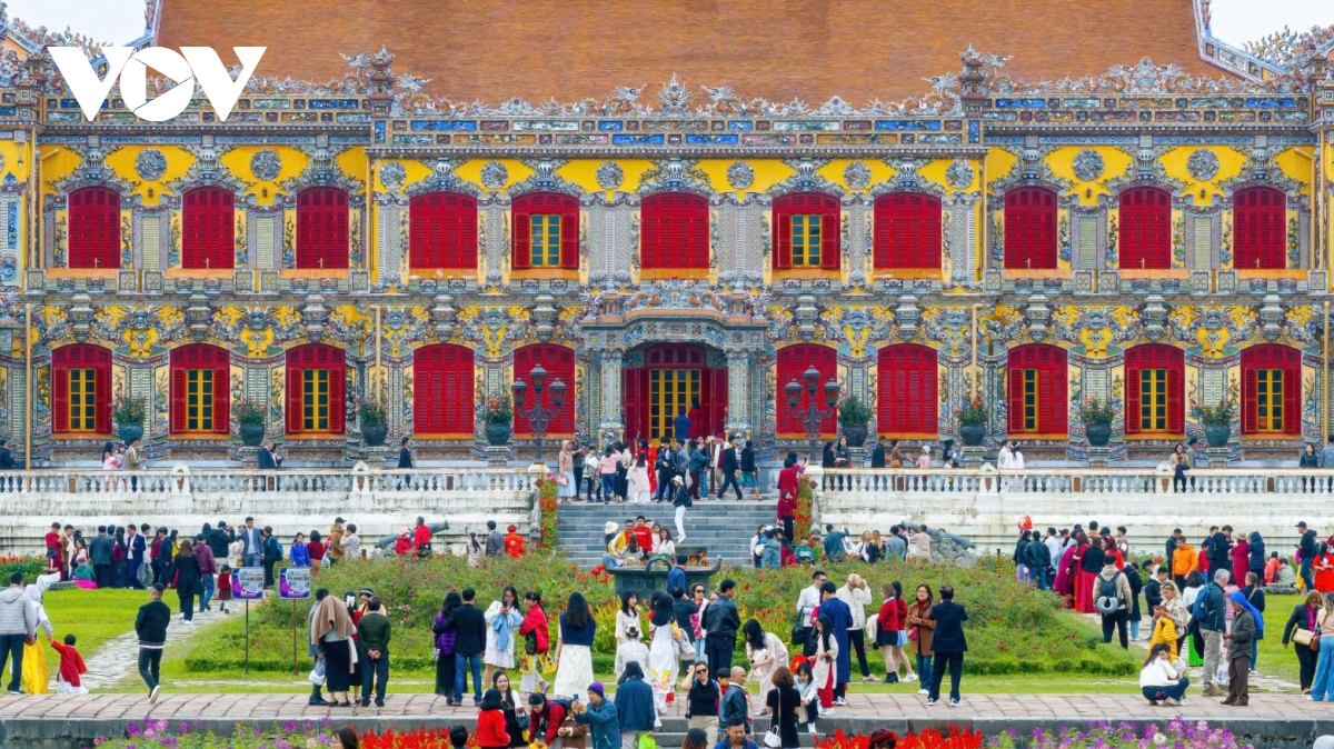 Du lịch nhộn nhịp dịp Tết Ất Tỵ