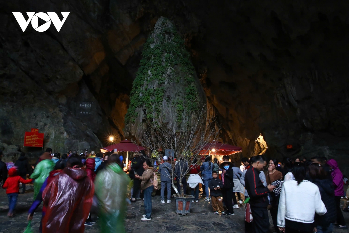 du khach chen chan di cap treo len chua huong ngay khai hoi hinh anh 12