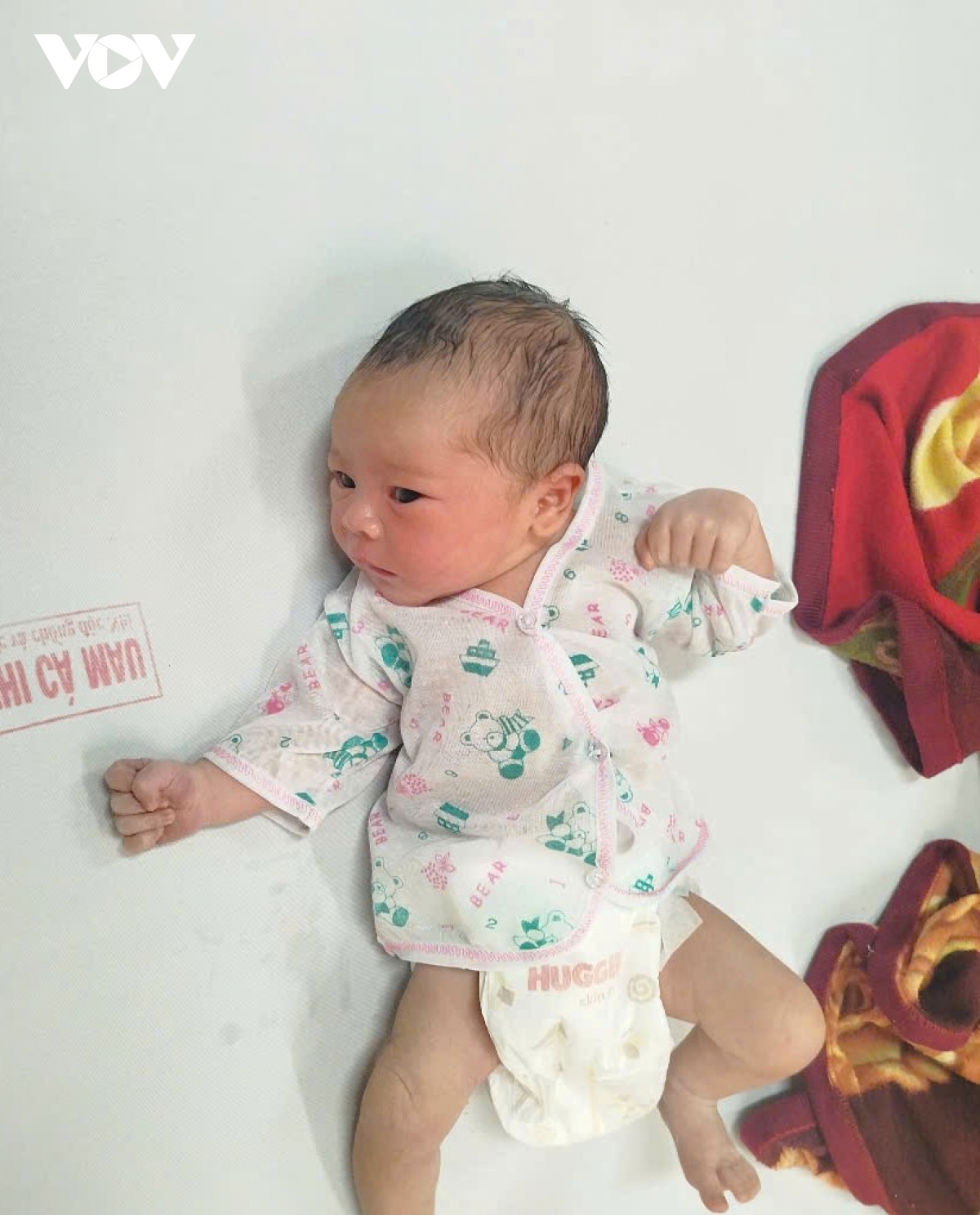 tìm người thân cho bé sơ sinh còn nguyên dây rốn hình ảnh 1 tim nguoi than cho be so sinh con nguyen day ron hinh anh 1