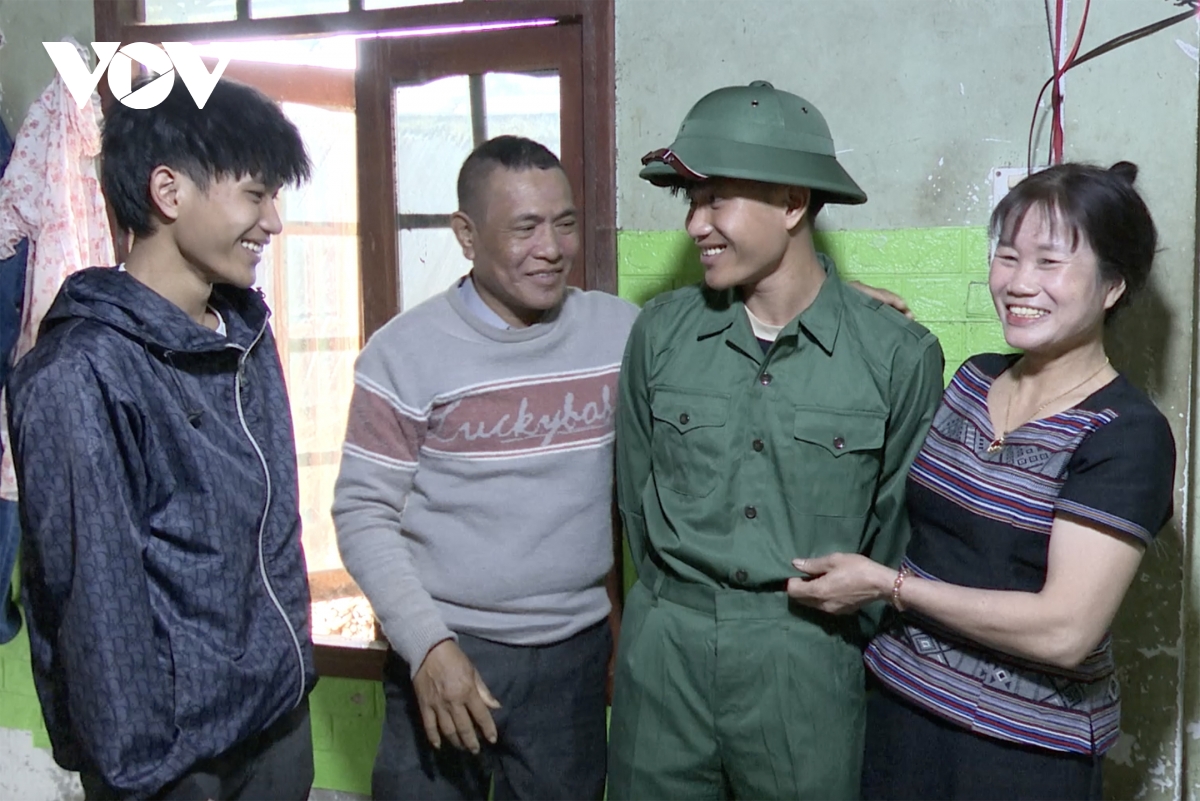anh em song sinh người h re ở quảng ngãi tình nguyện nhập ngũ hình ảnh 2 anh em song sinh nguoi h re o quang ngai tinh nguyen nhap ngu hinh anh 2