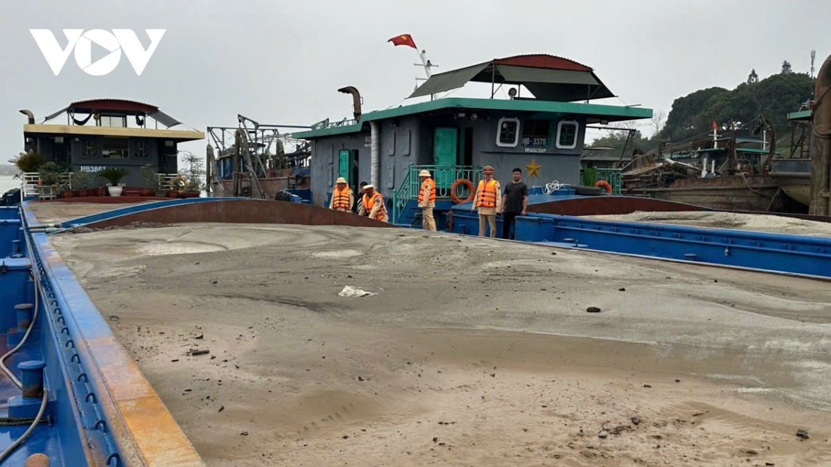 Phát hiện 3 tàu khai thác cát trái phép trên sông Hồng đoạn giáp ranh với Hà Nội