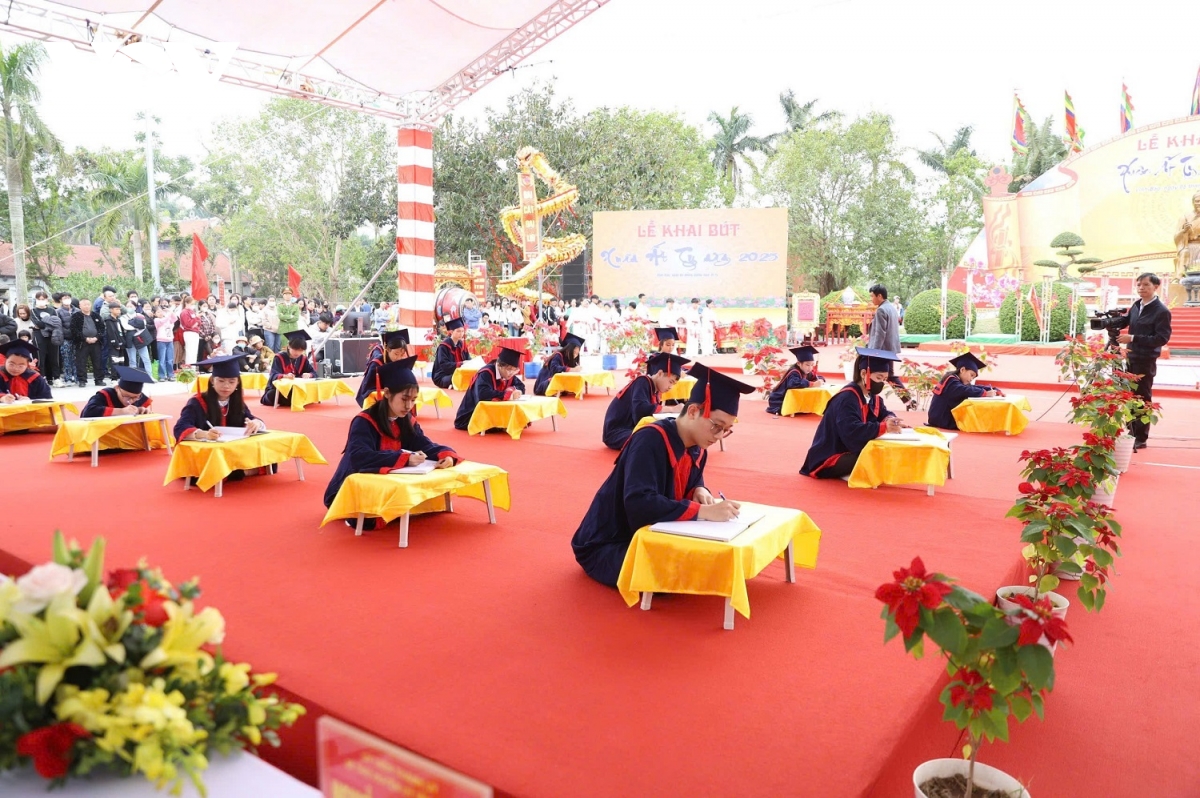 học sinh hải phòng khai bút đầu xuân tại đền trạng trình nguyễn bỉnh khiêm hình ảnh 4 hoc sinh hai phong khai but dau xuan tai den trang trinh nguyen binh khiem hinh anh 4