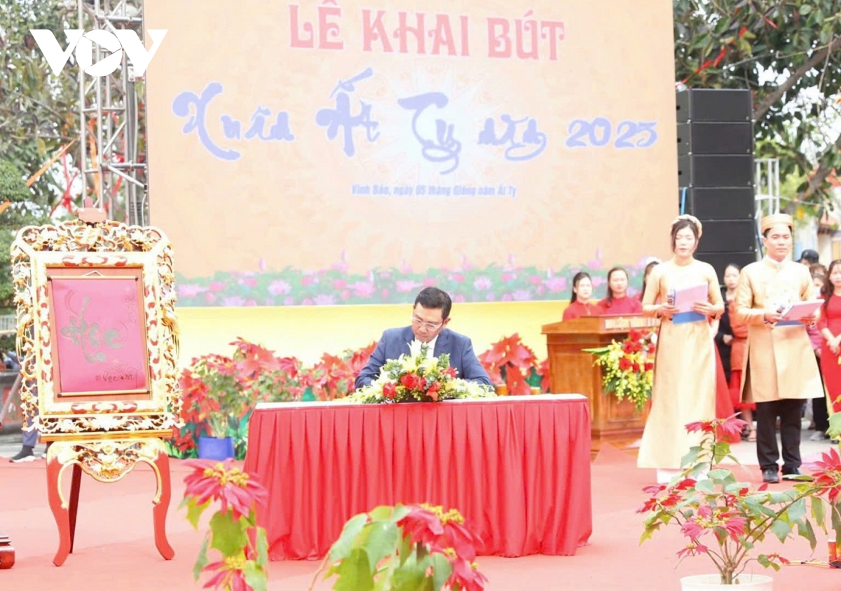 học sinh hải phòng khai bút đầu xuân tại đền trạng trình nguyễn bỉnh khiêm hình ảnh 2 hoc sinh hai phong khai but dau xuan tai den trang trinh nguyen binh khiem hinh anh 2