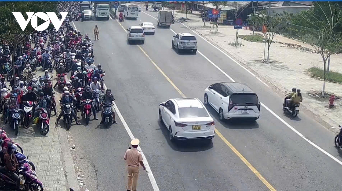 nguoi dan tro lai lam viec sau tet, un u giao thong khu vuc cau rach mieu hinh anh 2