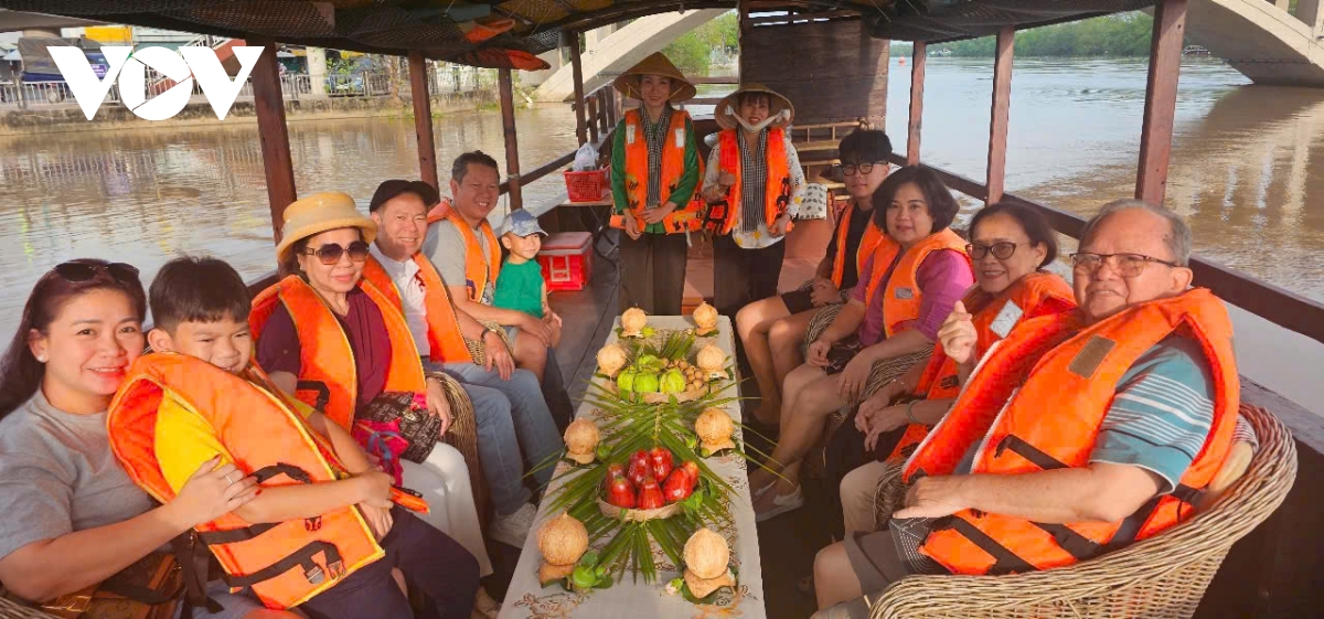 nguoi dan tro lai lam viec sau tet, un u giao thong khu vuc cau rach mieu hinh anh 3