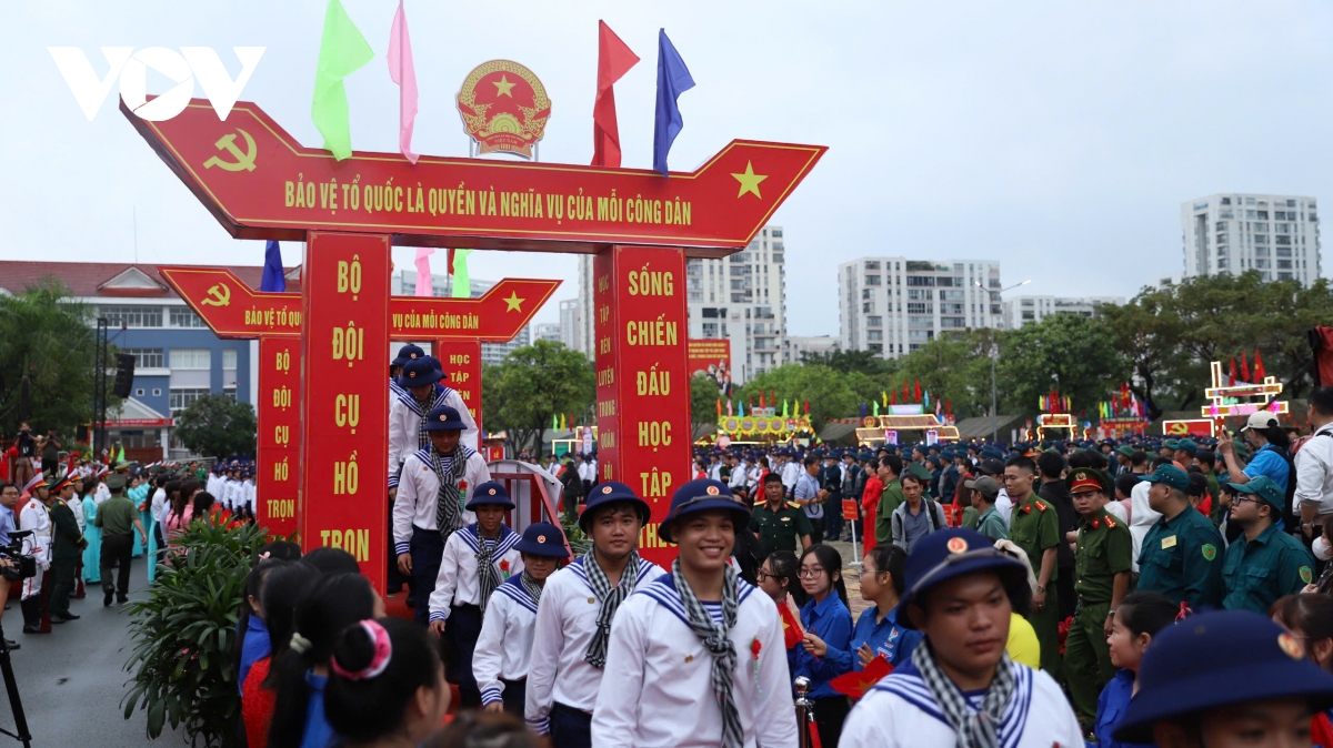 nguoi dan tphcm doi mua tien con em len duong tong quan hinh anh 6