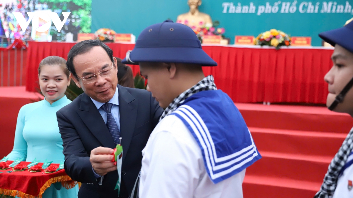 nguoi dan tphcm doi mua tien con em len duong tong quan hinh anh 5