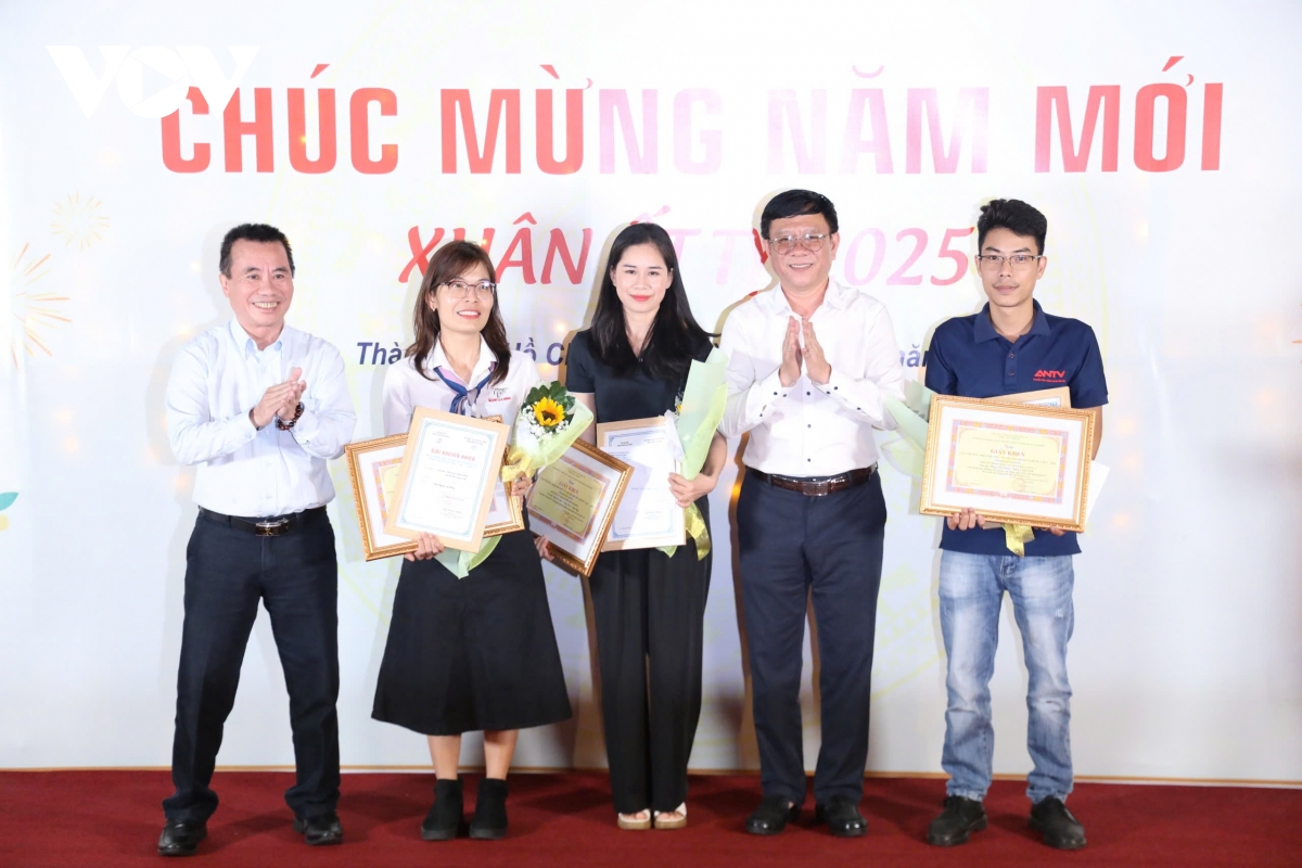 tp.hcm sap co giai thuong bao chi viet ve nghi quyet 57 hinh anh 3