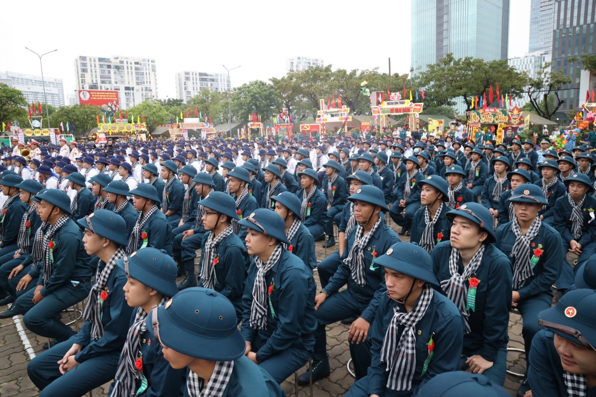 nguoi dan tphcm doi mua tien con em len duong tong quan hinh anh 2