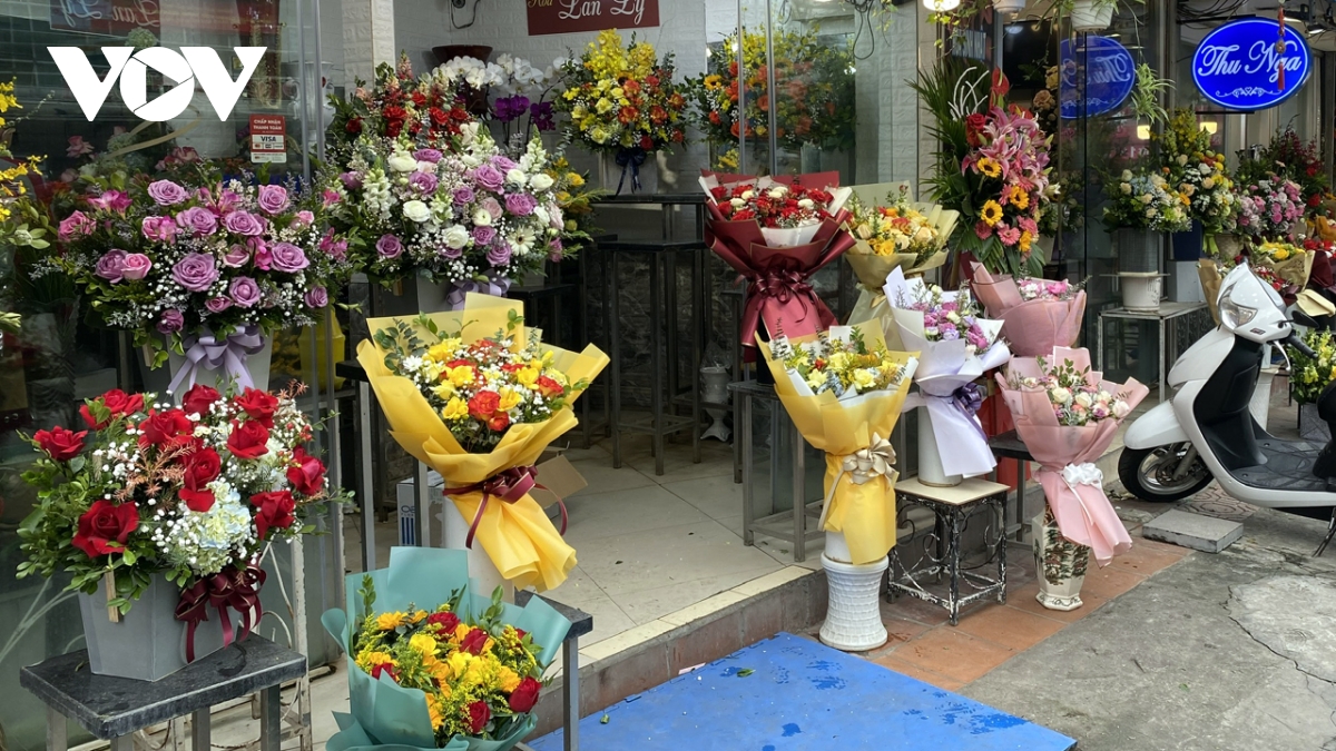 valentines 2025 o ha noi hoa tuoi nhieu, gia re nen van la mat hang dat khach hinh anh 1