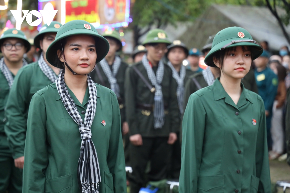 nguoi dan tphcm doi mua tien con em len duong tong quan hinh anh 3