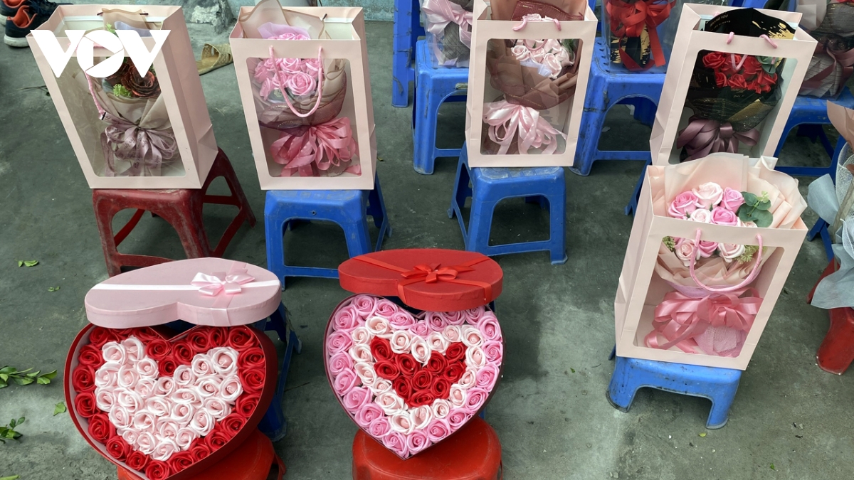 valentines 2025 o ha noi hoa tuoi nhieu, gia re nen van la mat hang dat khach hinh anh 5