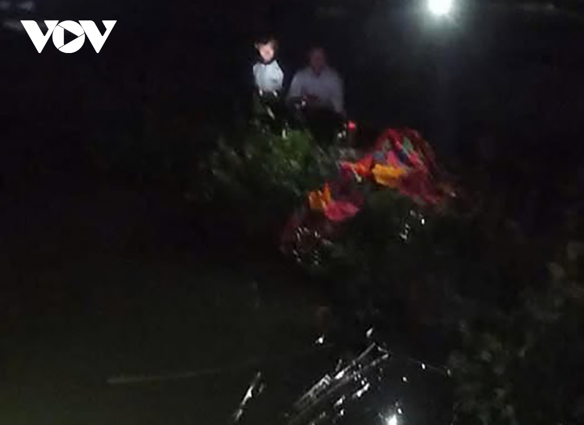 ve nha ong ba choi, mot chau be tu vong do duoi nuoc hinh anh 1
