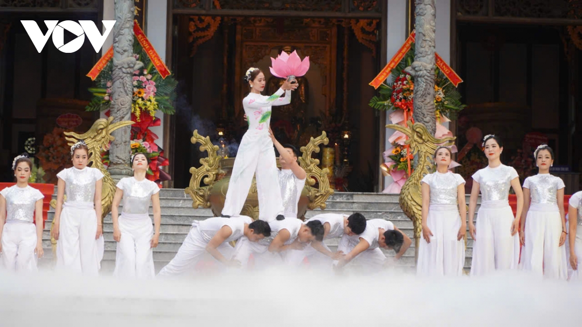 Dong dao nguoi dan va du khach du le hoi den huyen tran hinh anh 4