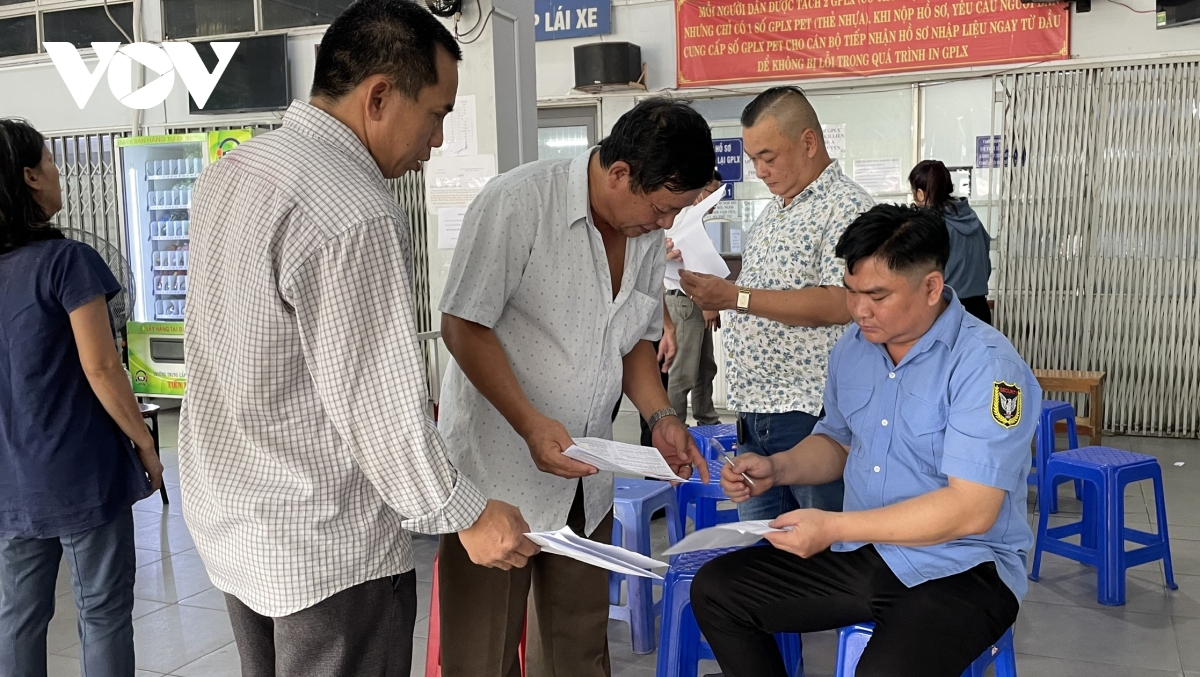 người dân ùn ùn đi đổi giấy phép lái xe, ngành chức năng khuyến cáo gì hình ảnh 1 nguoi dan un un di doi giay phep lai xe, nganh chuc nang khuyen cao gi hinh anh 1