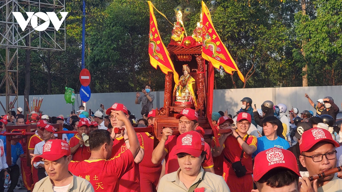 hang ngan nguoi den binh duong xem ruoc kieu ba hinh anh 1