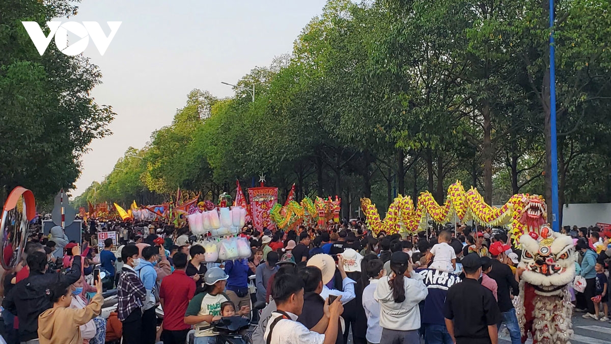 hang ngan nguoi den binh duong xem ruoc kieu ba hinh anh 3