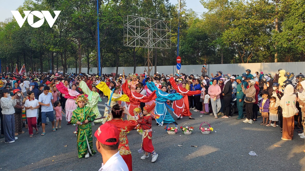 hang ngan nguoi den binh duong xem ruoc kieu ba hinh anh 4