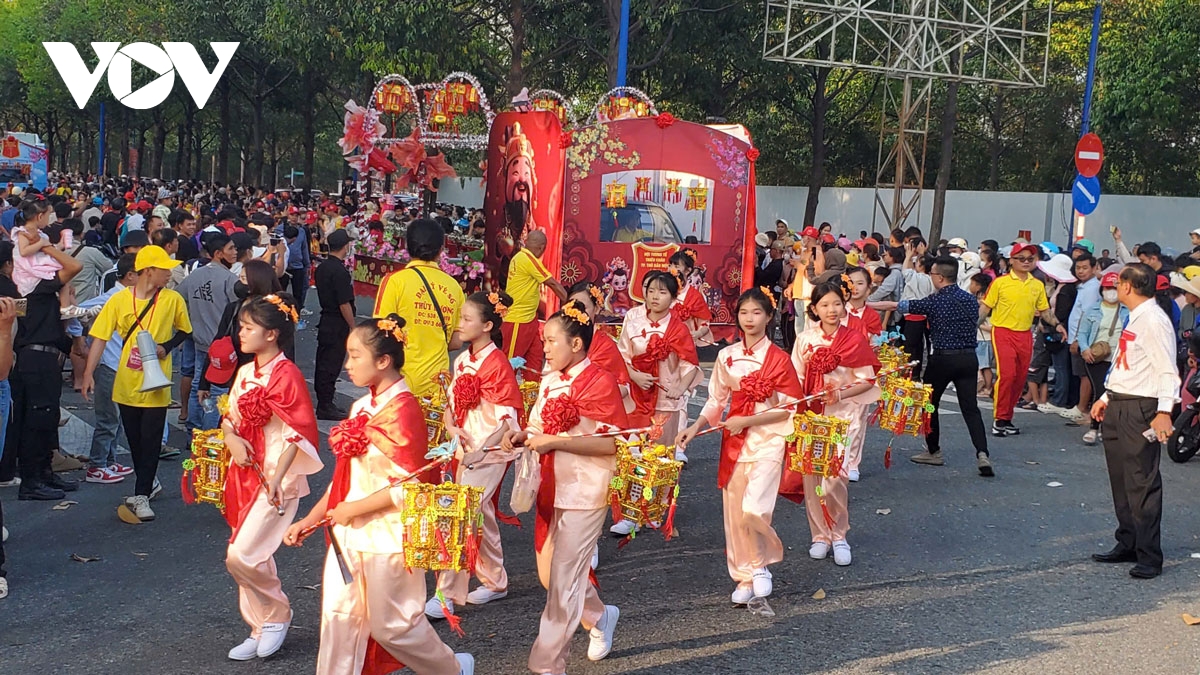 hang ngan nguoi den binh duong xem ruoc kieu ba hinh anh 5