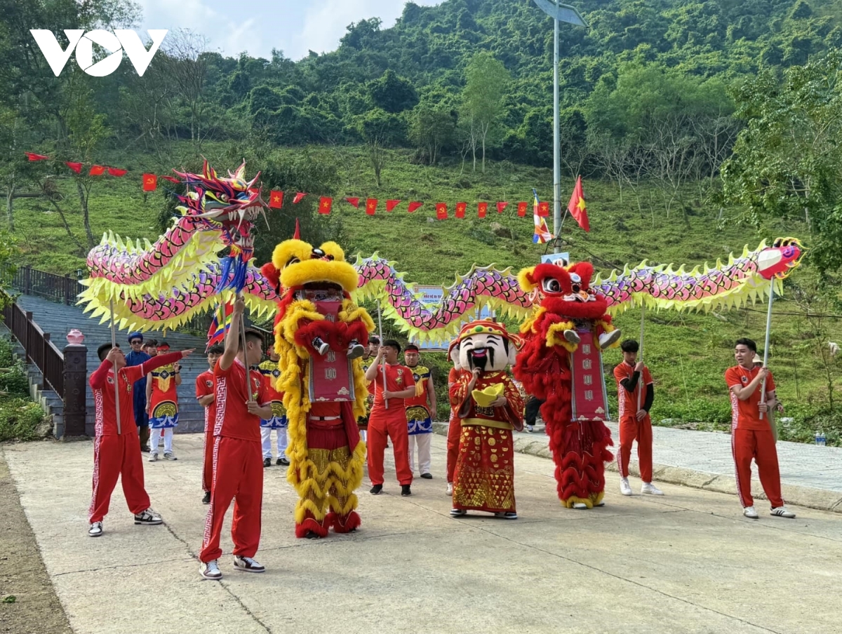 ruoc nuoc thieng khai hoi chua nui than Dinh o tinh quang binh hinh anh 3