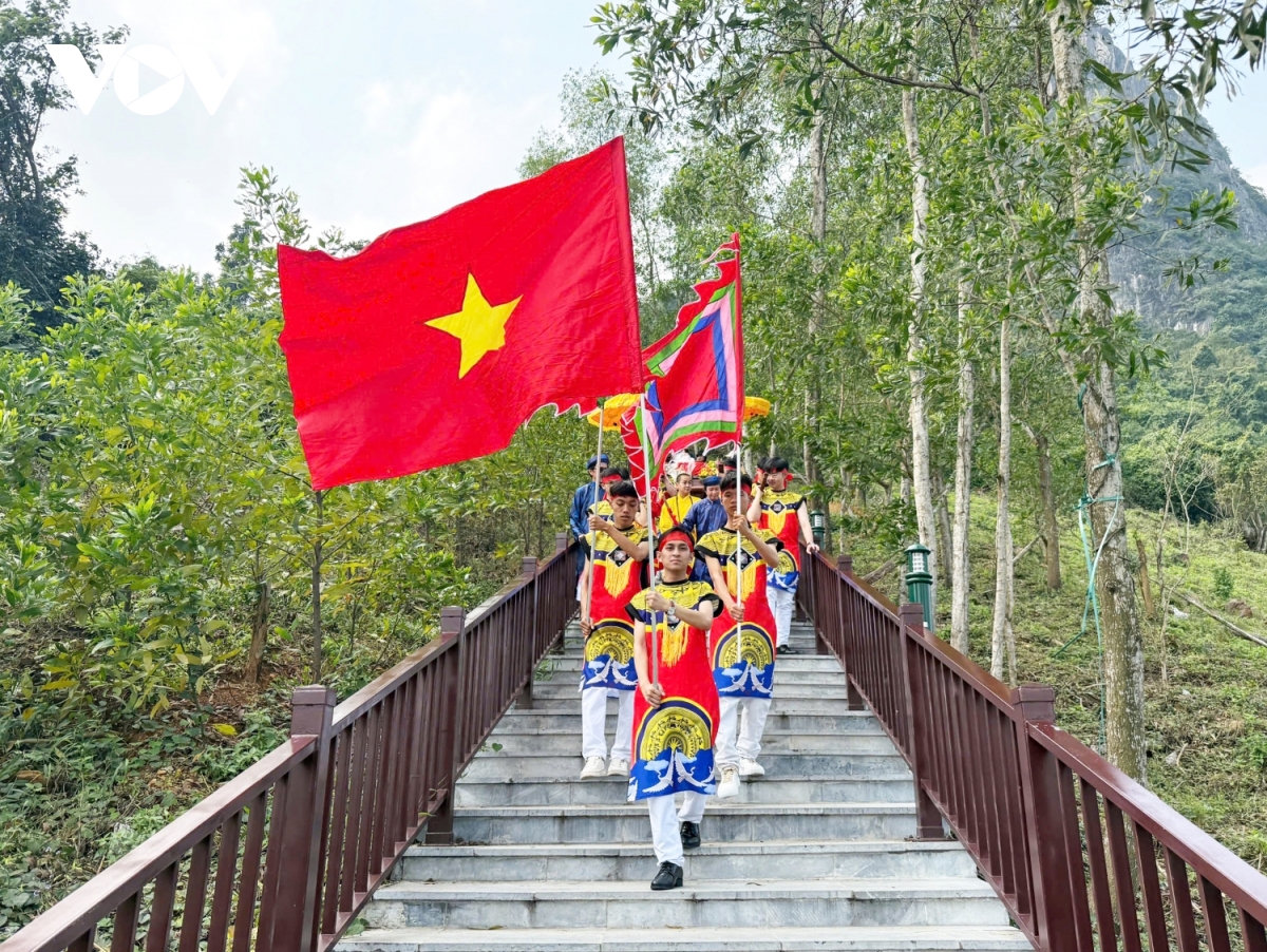 rước nước thiêng khai hội chùa núi thần Đinh ở tỉnh quảng bình hình ảnh 2 ruoc nuoc thieng khai hoi chua nui than Dinh o tinh quang binh hinh anh 2