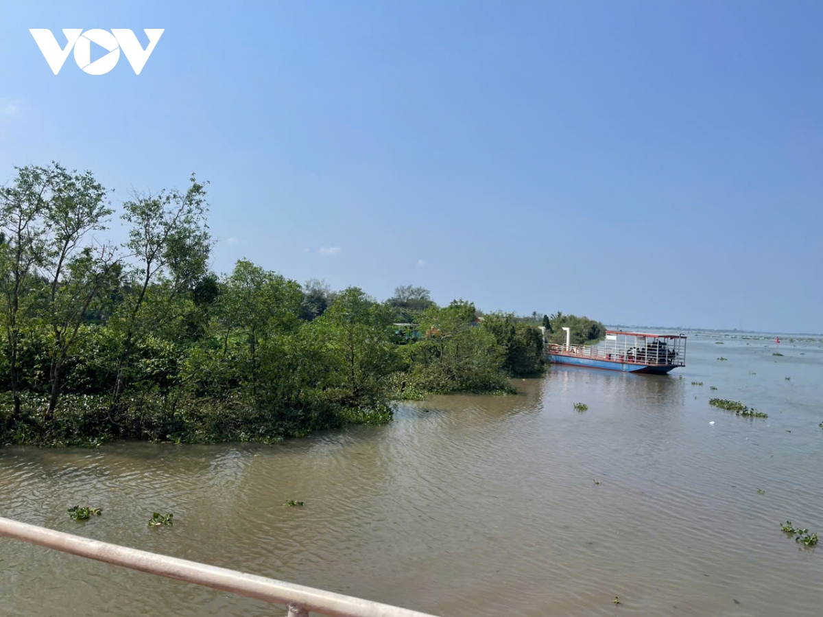 Khẩn trương tìm kiếm 3 nạn nhân mất tích khi tắm sông Tiền, Bến Tre