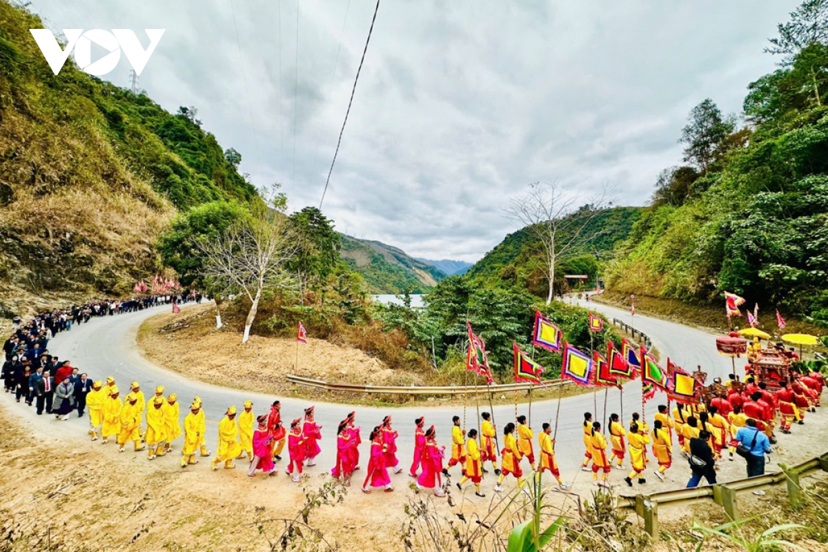le hoi Den tho vua le thai to - Diem hen van hoa giua dai ngan tay bac hinh anh 4