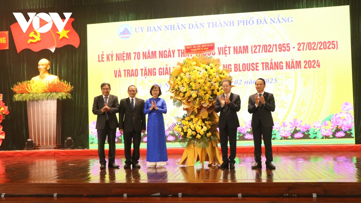 Đà nẵng vinh danh 20 tấm gương tỏa sáng blouse trắng năm 2024 hình ảnh 1 Da nang vinh danh 20 tam guong toa sang blouse trang nam 2024 hinh anh 1