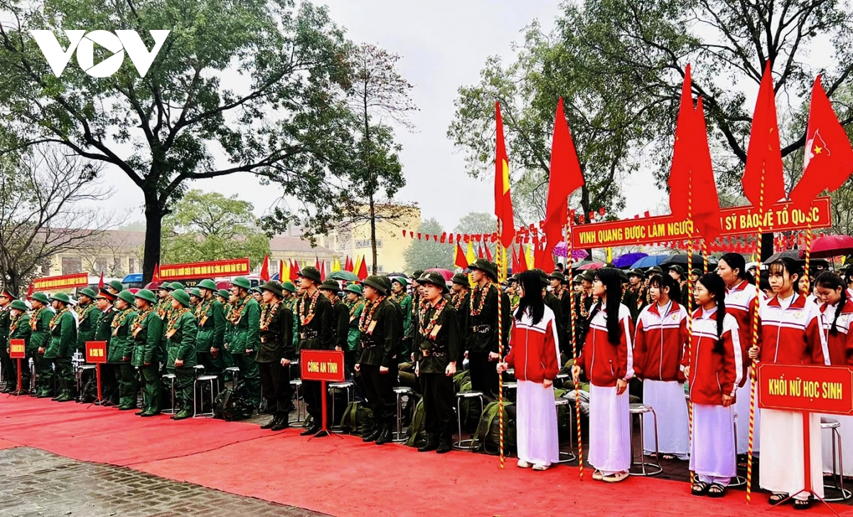 hàng nghìn thanh niên quảng bình, huế, quảng trị hăng hái lên đường nhập ngũ hình ảnh 13 hang nghin thanh nien quang binh, hue, quang tri hang hai len duong nhap ngu hinh anh 13