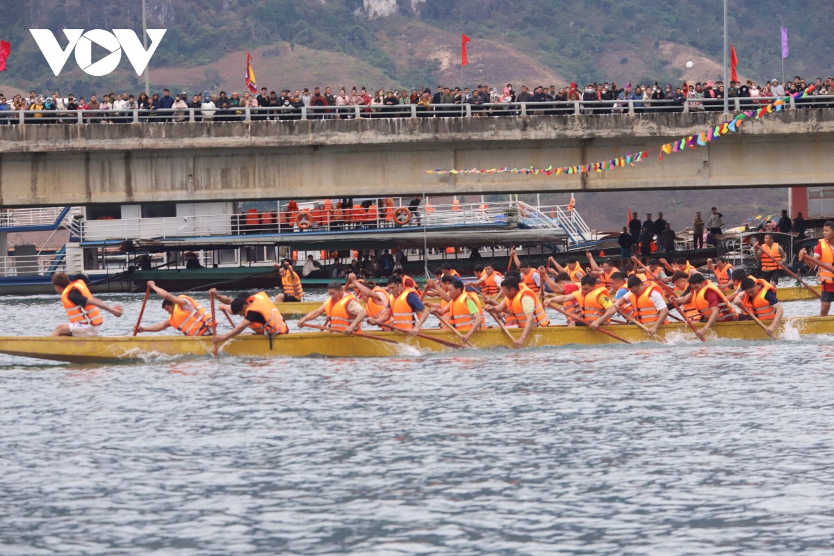 sôi động lễ hội đua thuyền truyền thống trên sông Đà hình ảnh 7 soi dong le hoi dua thuyen truyen thong tren song Da hinh anh 7