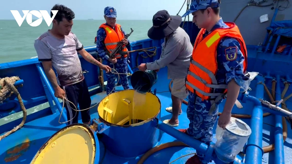 Kiên Giang: Bắt giữ tàu vận chuyển khoảng 100.000 lít dầu DO trái phép