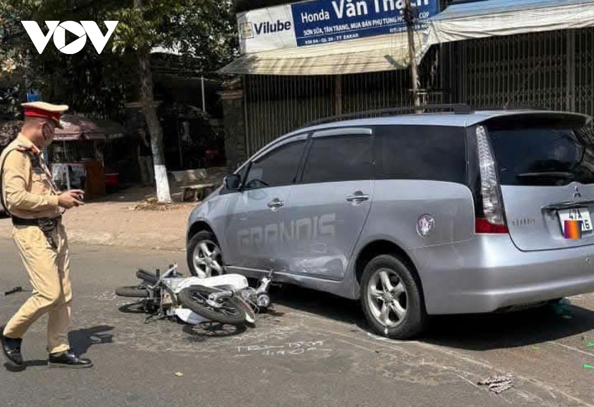 Va chạm với xe ô tô, người đàn ông lớn tuổi đi xe máy tử vong