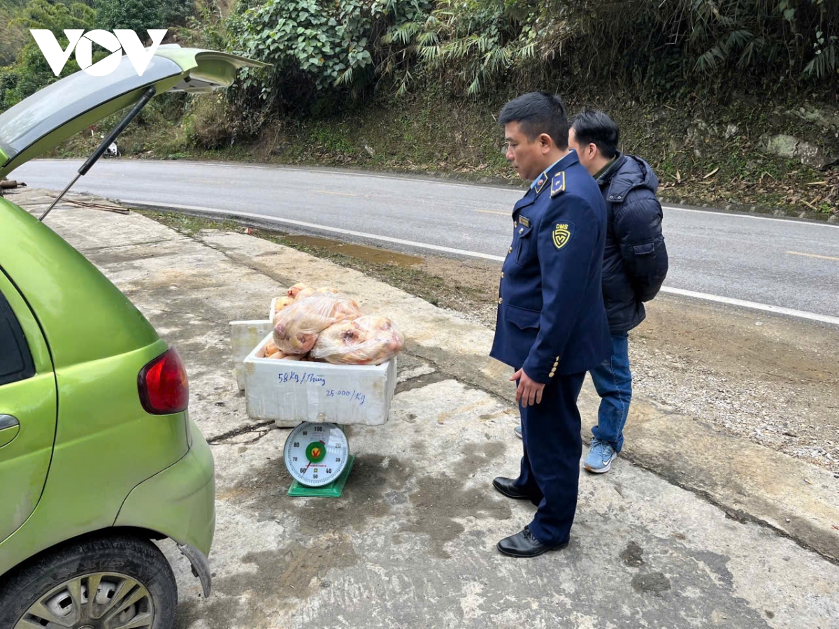 phát hiện gần 2 tạ thịt gà đã bốc mùi hôi thối trên đường đi tiêu thụ hình ảnh 1 phat hien gan 2 ta thit ga da boc mui hoi thoi tren duong di tieu thu hinh anh 1