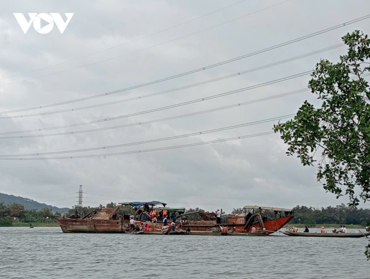 Quảng Bình: Chìm thuyền trên sông Gianh, 1 người tử vong